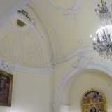 Varchiamo ora il portale maggiore, per ritrovarci all�interno di un piccolo ambiente chiuso da un soffitto color avorio puntellato da decorazioni floreali bianche da cui scende un moderno lampadario in vetro